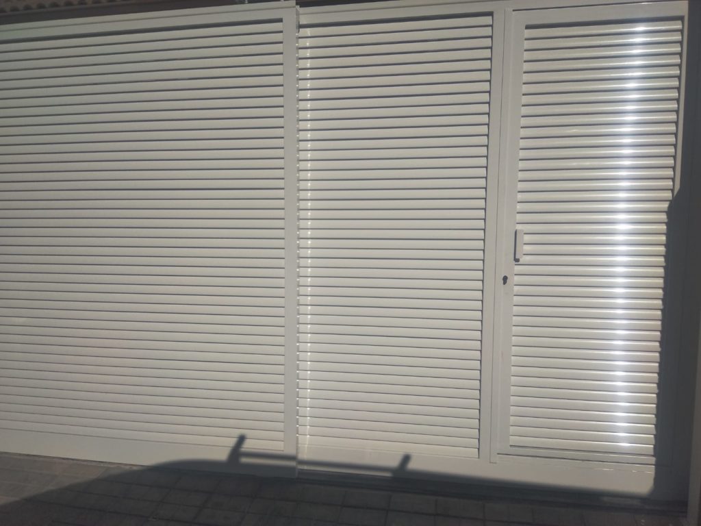 Puerta corredera automática de acero galvanizado instalada en Toledo