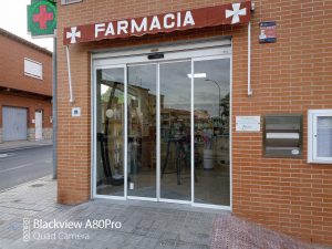 Puerta de cristal Automática instalada en Farmacia en Toledo